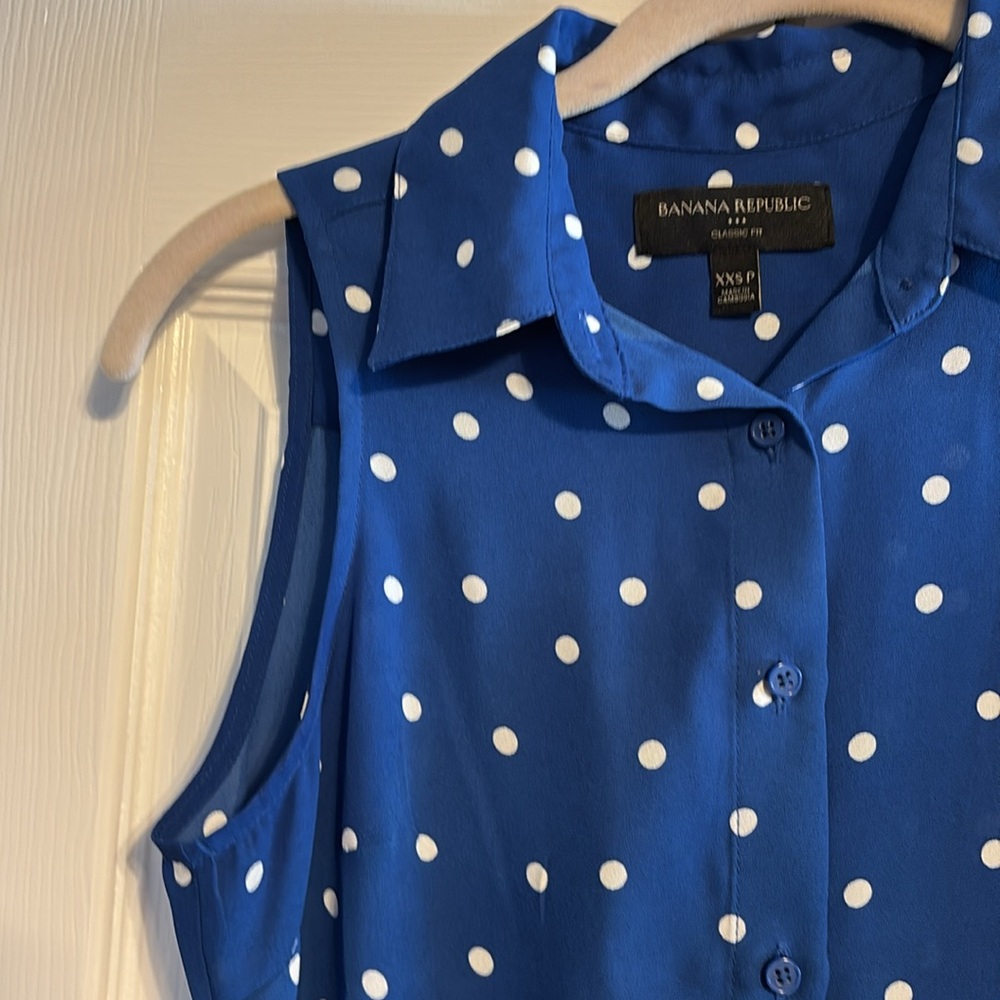 NWOT Banana Republic button down sleeveless blue polka dot shirt size XXS petite - Picture 3 of 7